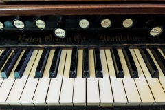 Tastatur des historischen Harmoniums.